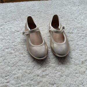 Elizabeth Gold Leather Mary-Jane shoe with Velcro closure- very good condition!